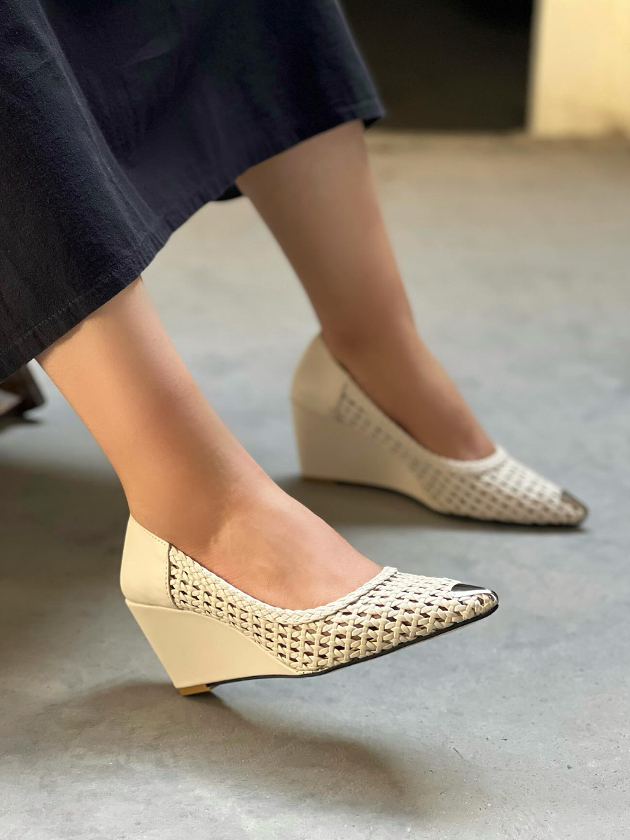Point-toe Woven Wedges