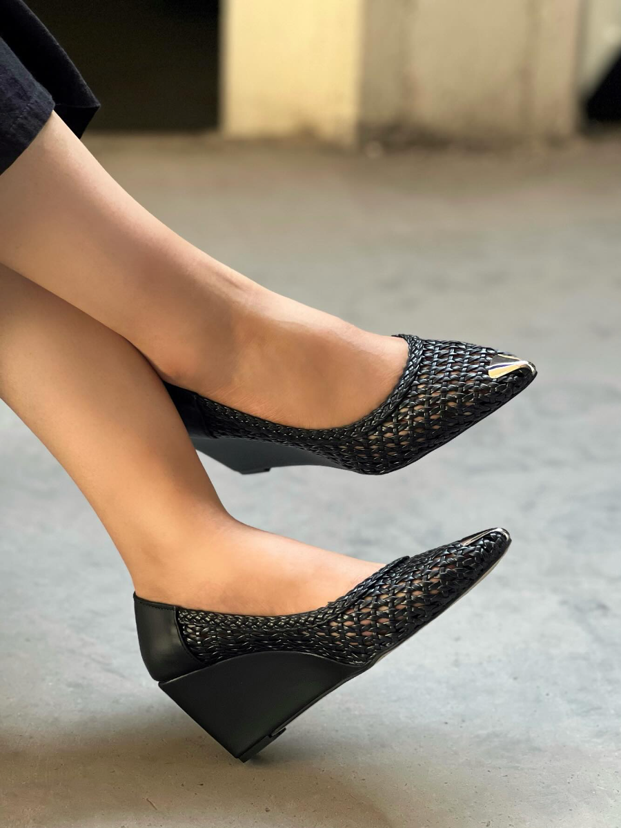Point-toe Woven Wedges